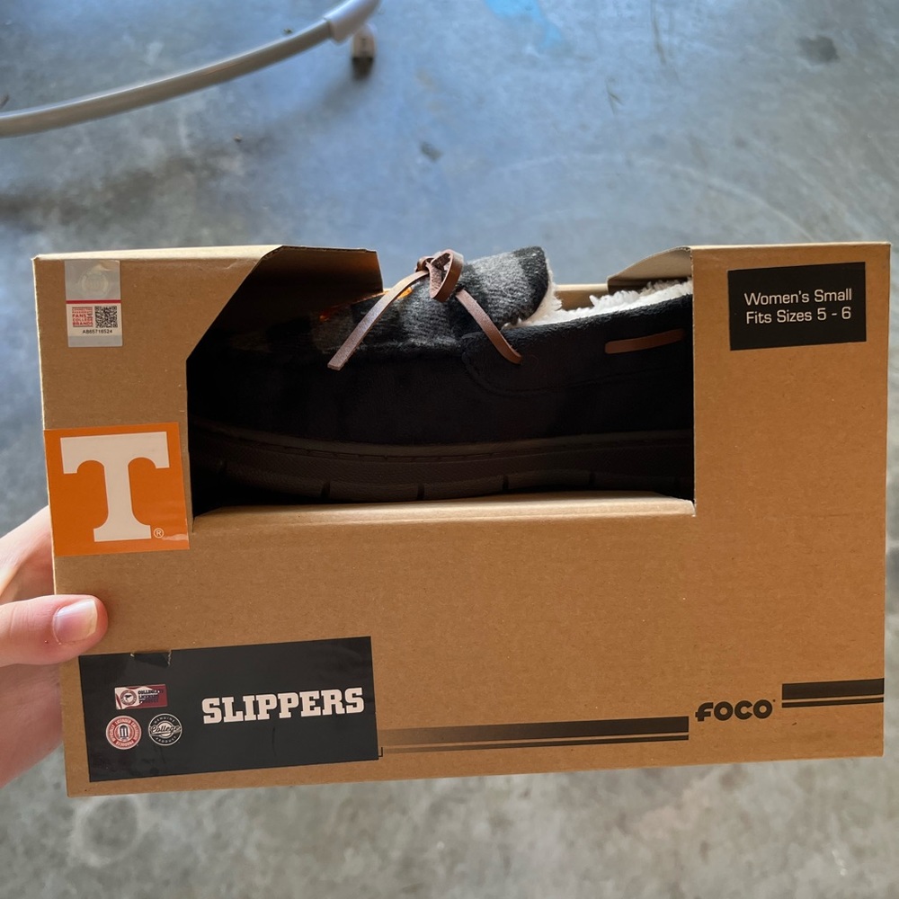 Womens Tennessee house shoes. Multiple sizes